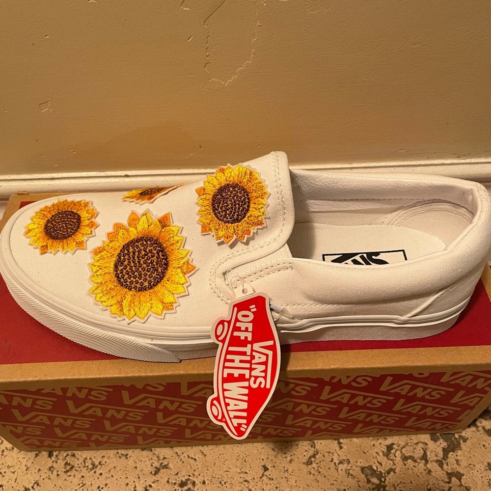 Size 8.5 in womens vans daughter made them and never wore them.